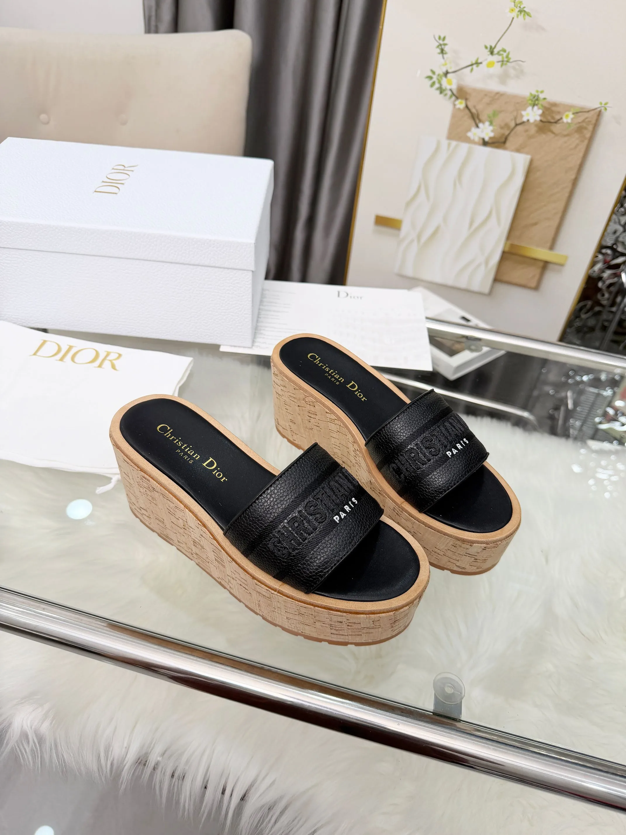 👟👟Ex-factory price 440👟👟 Dior Dior〰️Dway thick-soled wedge sandals✔️This thick-soled sandal is fashionable, casual and highly recognizable. The inspiration is cleverly combined by D's main designer into the perfect shoe shape. Paired with brand buckles, it is even more fashionable! Original version, perfect and exquisite workmanship!  Upper: pebbled leather + electric show code number; 35-39 (40-41 customized)